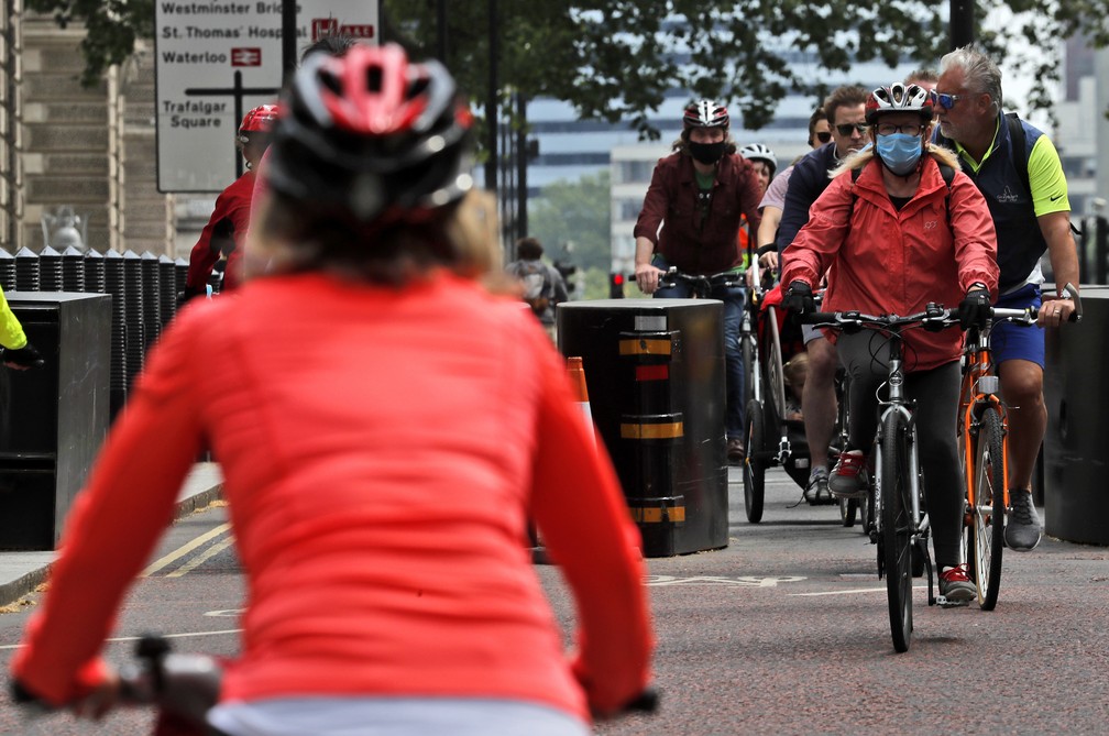Objetivo do prefeito de Londres ao estimular o ciclismo é ajudar o distanciamento populacional no transporte público — Foto: Frank Augstein/AP Photo