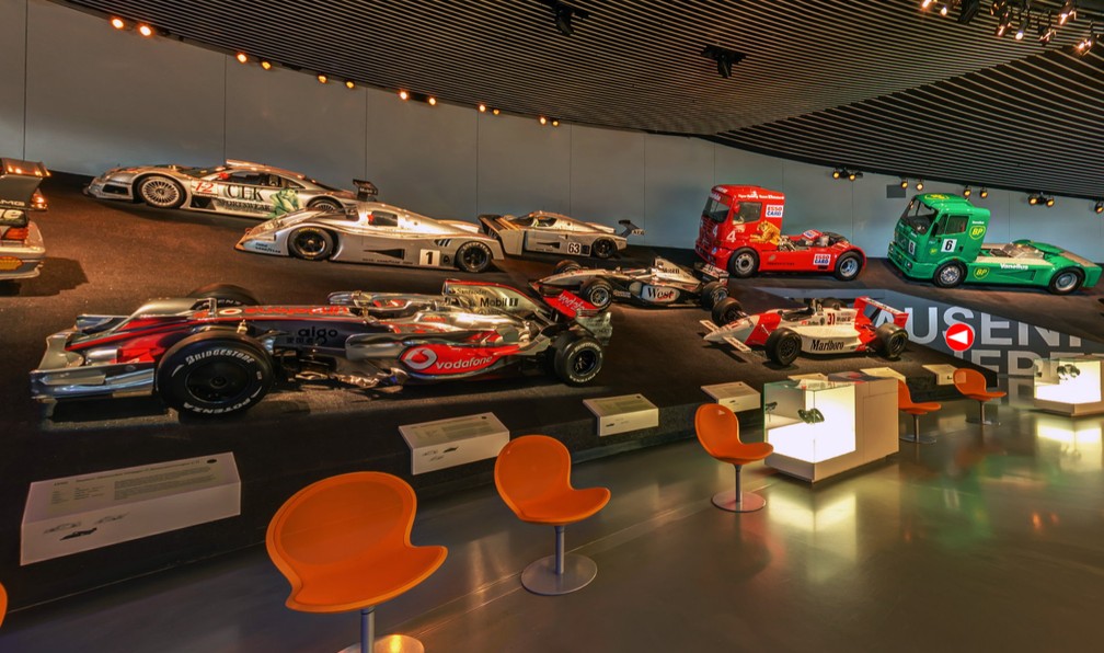 Galeria dos veículos de corrida do museu da Mercedes-Benz — Foto: Reprodução