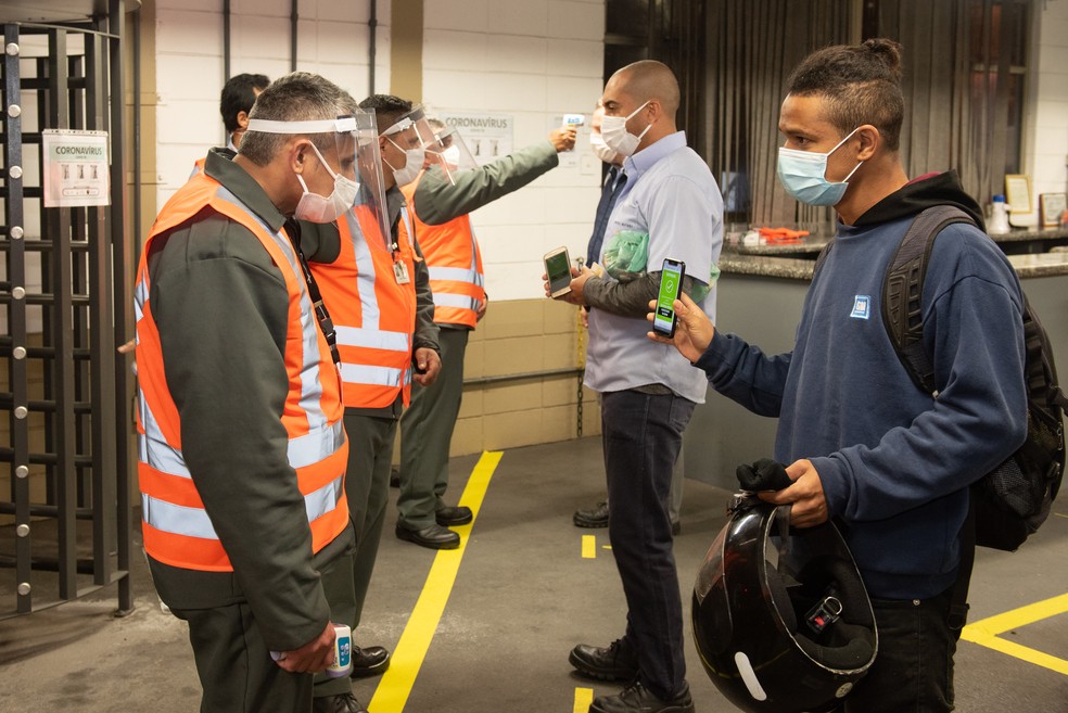 Funcionários apresentam autodeclaração de saúde e têm temperatura medida na fábrica da GM — Foto: Divulgação/General Motors