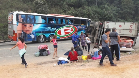 Acidente entre carreta e ônibus deixa um morto e dez feridos na BR-381, em MG