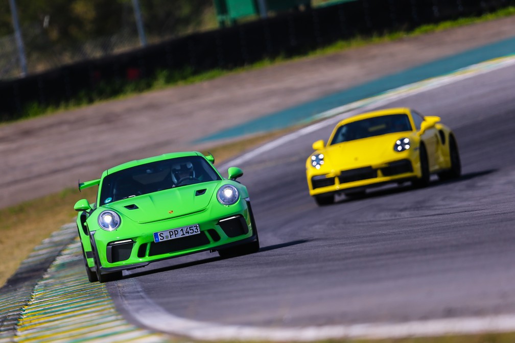 Porsche 911 Turbo S é mais rápido do que o GT3 RS nas retas, mas perde em curvas — Foto: Divulgação