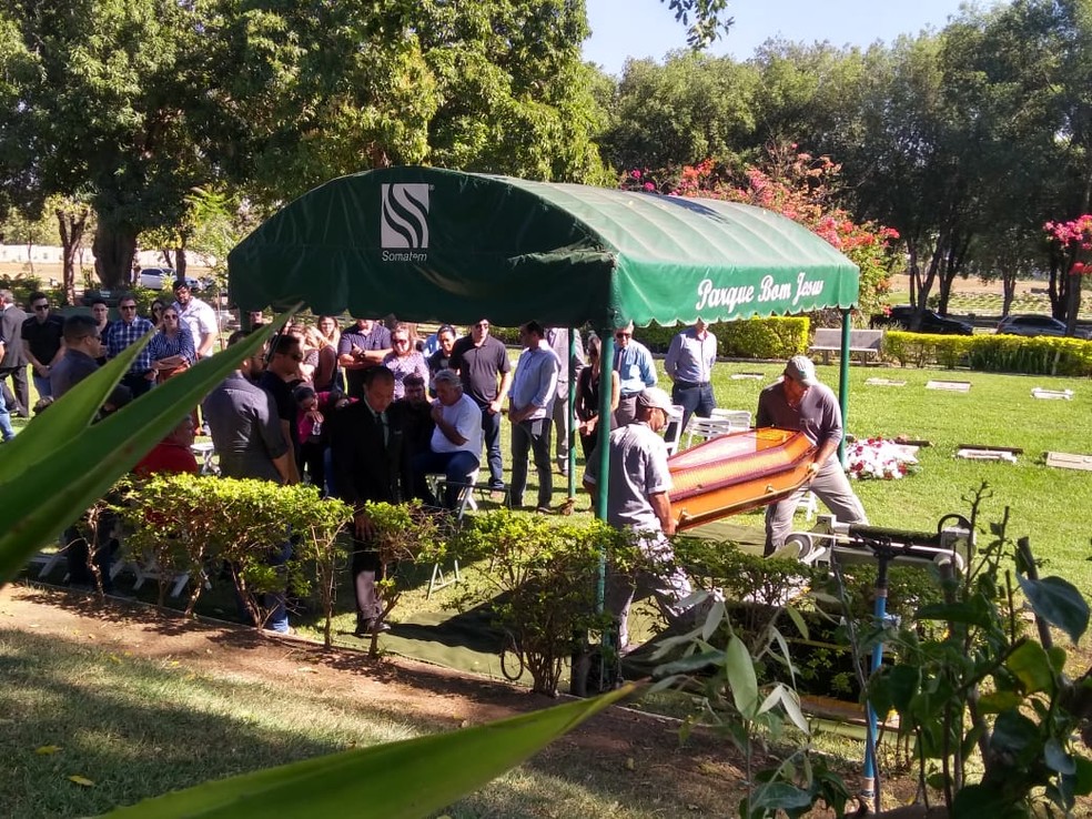 Corpo de Lílian Calixto foi enterrado nesta quarta-feira (18), no Cemitério Parque Bom Jesus de Cuiabá — Foto: Leandro Trindade/TCVA