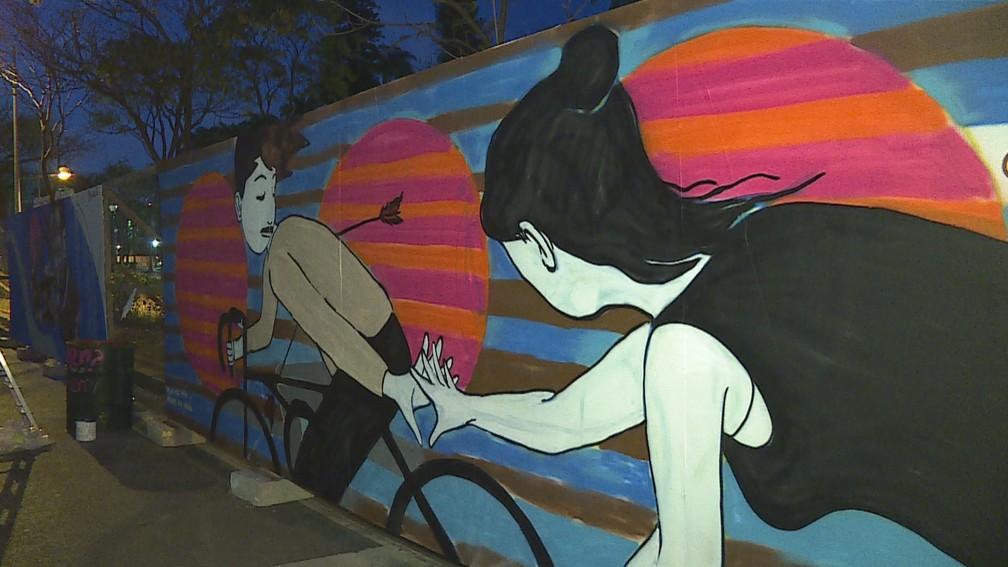 Ciclistas são retratadas em tapumes na Praça da Liberdade, em BH — Foto: Reprodução/TV Globo