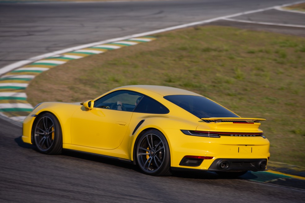 Eixo traseiro do Porsche 911 Turbo S é capaz de virar até 2 graus — Foto: Divulgação
