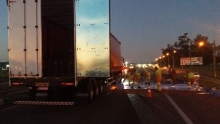 Caminhão derrama tinta na pista e interdita Via Dutra, em Itatiaia, RJ