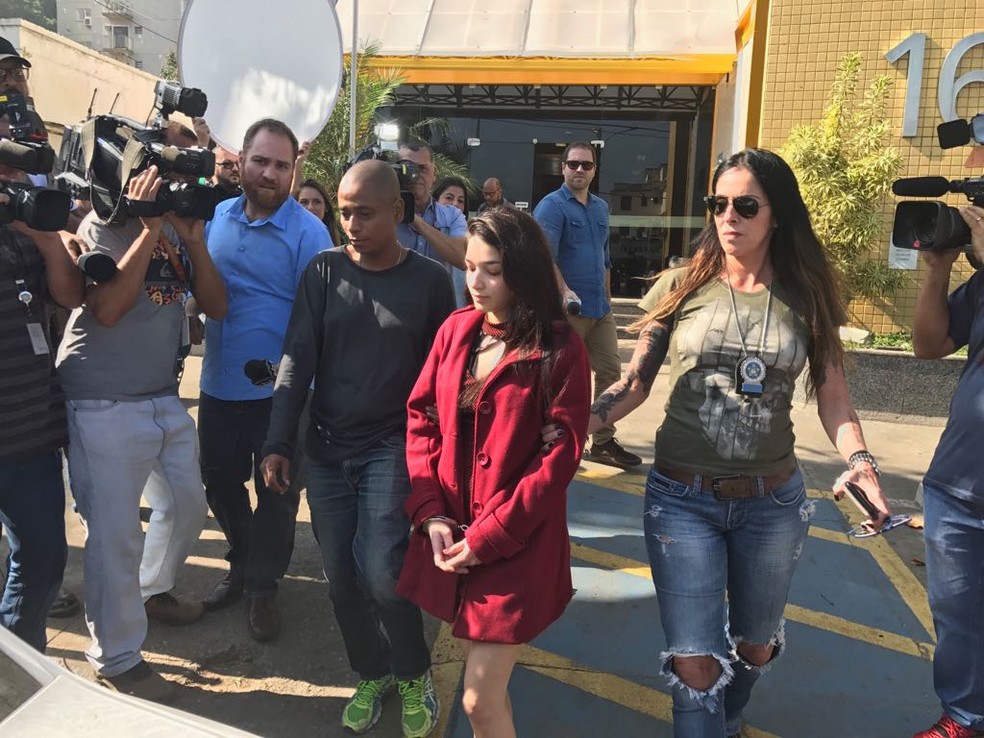 Renata Cirne, namorada do homem conhecido como Doutor Bumbum, foi presa e levada para Benfica — Foto: Alba Valéria Mendonça/ G1