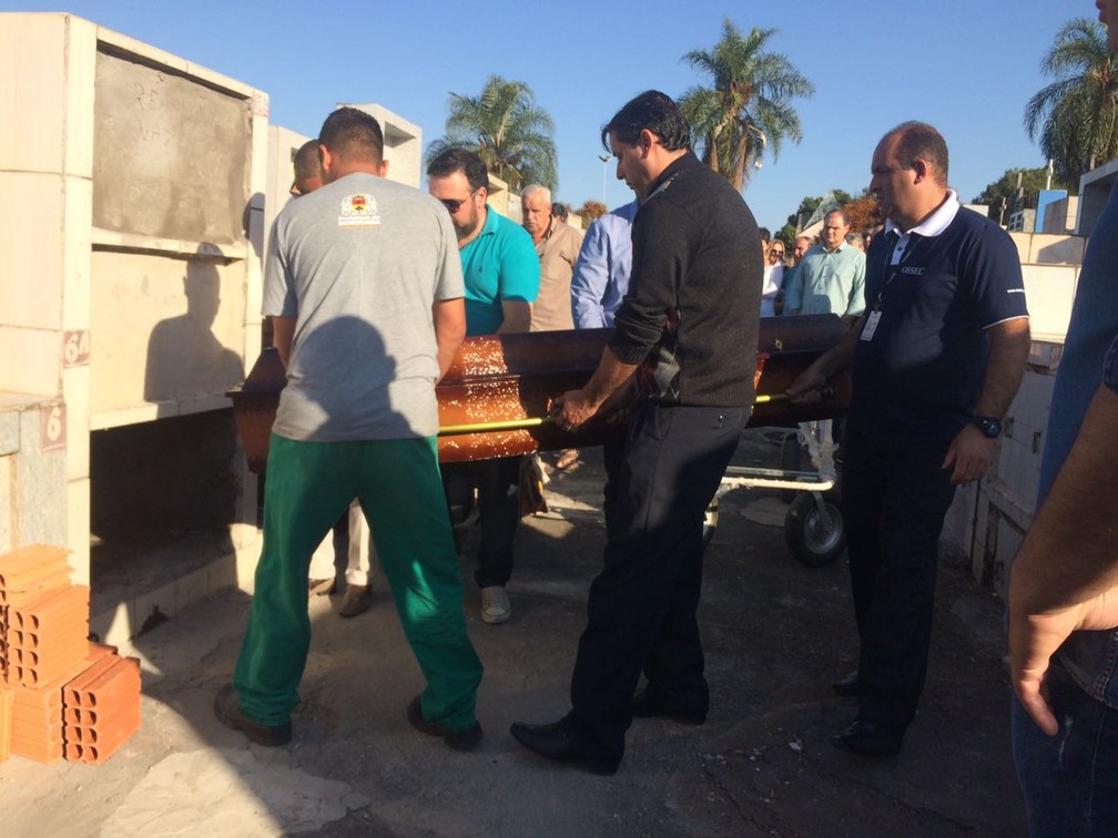 Radialista morto em acidente no Beach Park é enterrado em Sorocaba — Foto: Carlos Dias/G1