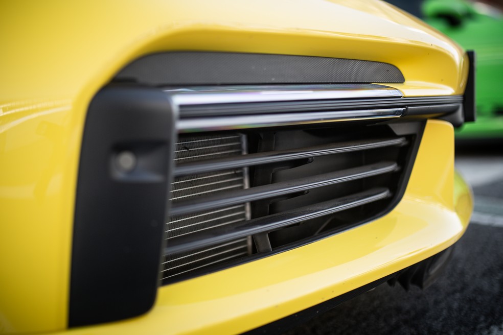 Tomada de ar Porsche 911 Turbo S agora possui aerodinâmica ativa — Foto: Divulgação
