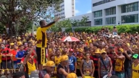 Torcida organizada promove aglomeração antes de jogo do Sport
