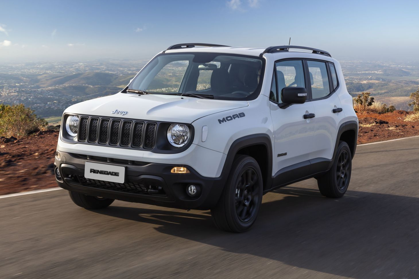 jeep renegade 2021 moab branco rodando em estrada