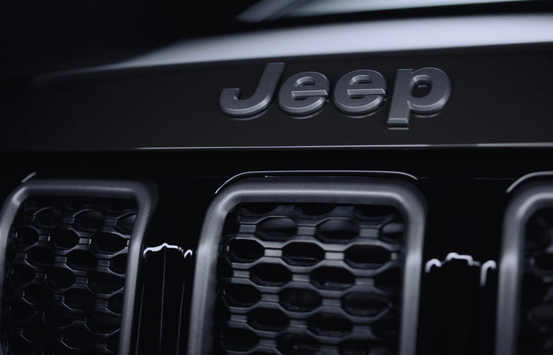 detalhe da grade do novo jeep compass serie especical 80 anos